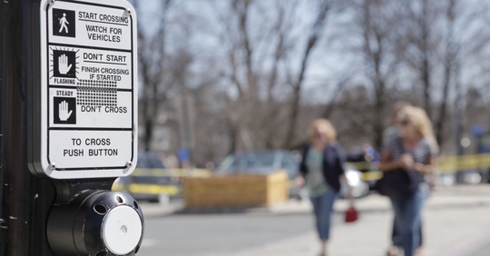 Señal de cruce de calles en la intersección